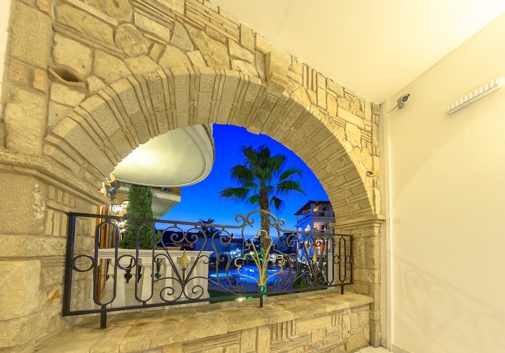 Plaza Pallas — Hotel building in Tsilivi, Ionian Islands