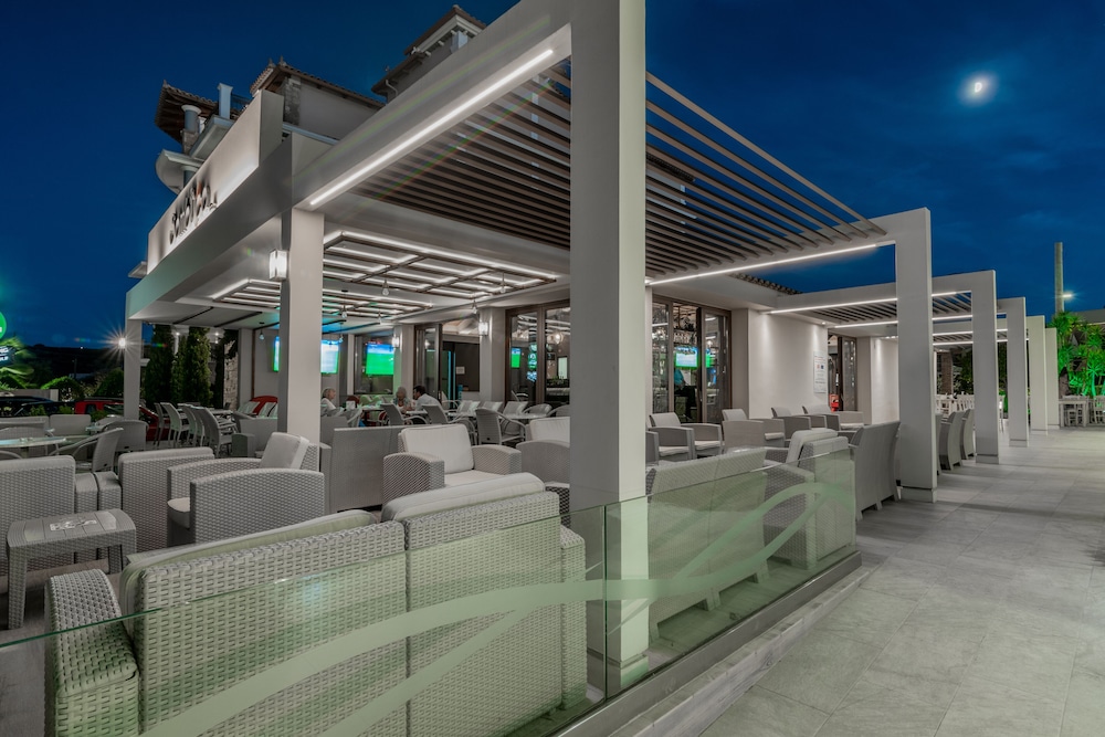 Plaza Pallas — Restaurant & bars in Tsilivi, Ionian Islands