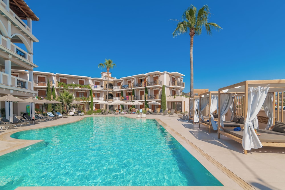 Plaza Pallas — Swimming pool in Tsilivi, Ionian Islands