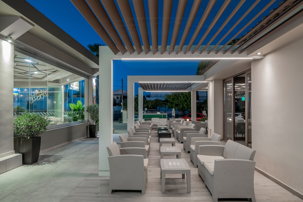 Plaza Pallas — Restaurant & bars in Tsilivi, Ionian Islands
