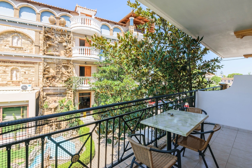Plaza Pallas — Hotel building in Tsilivi, Ionian Islands