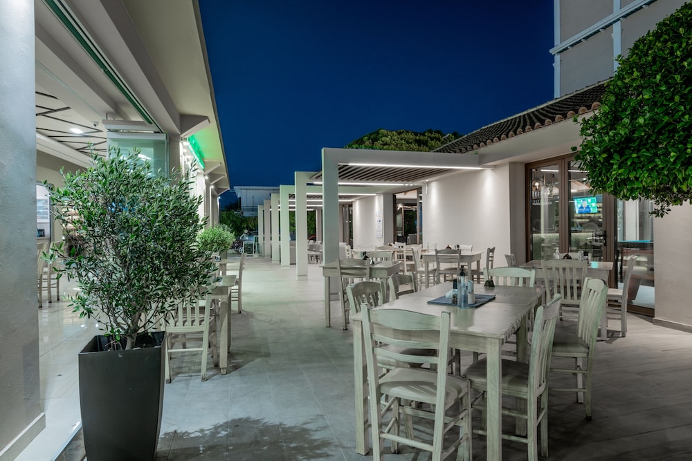 Plaza Pallas — Restaurant & bars in Tsilivi, Ionian Islands