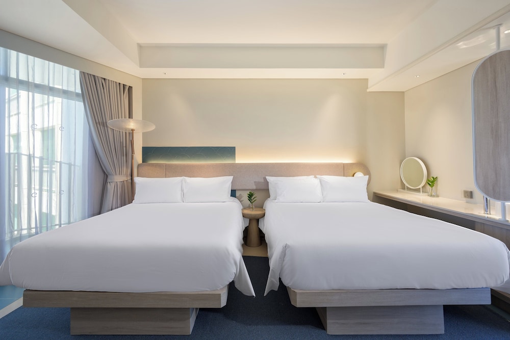 Centara Karon Resort Phuket — Hotel rooms in Karon, Phuket Province