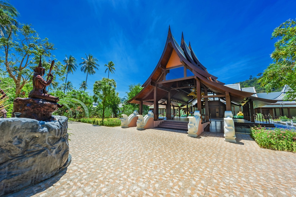 Duangjitt Resort, Phuket — Hotel building in Patong Beach, Phuket Province