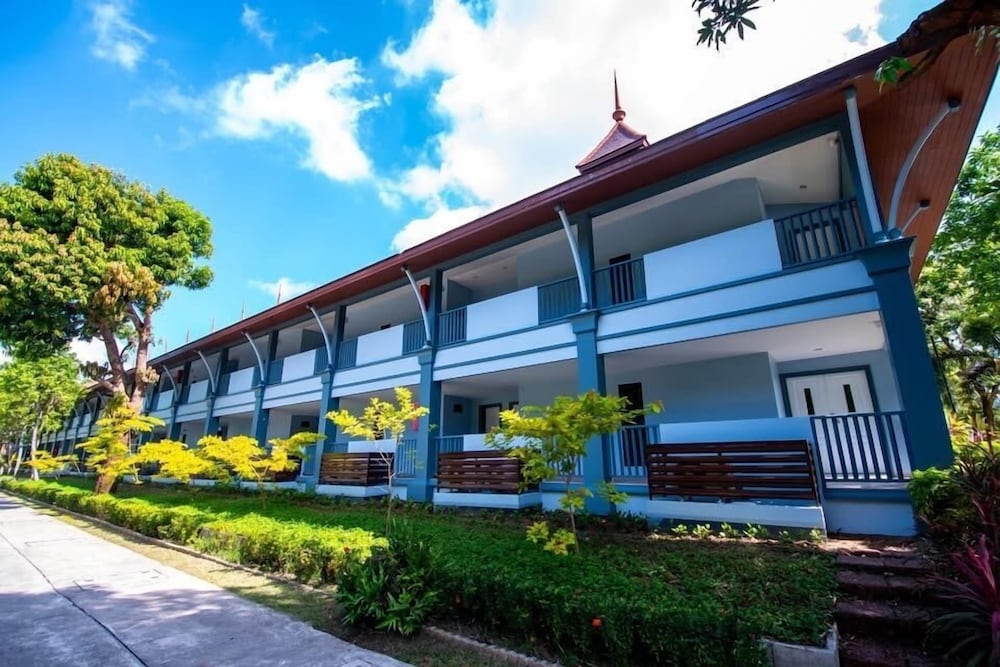 Duangjitt Resort, Phuket — Hotel building in Patong Beach, Phuket Province