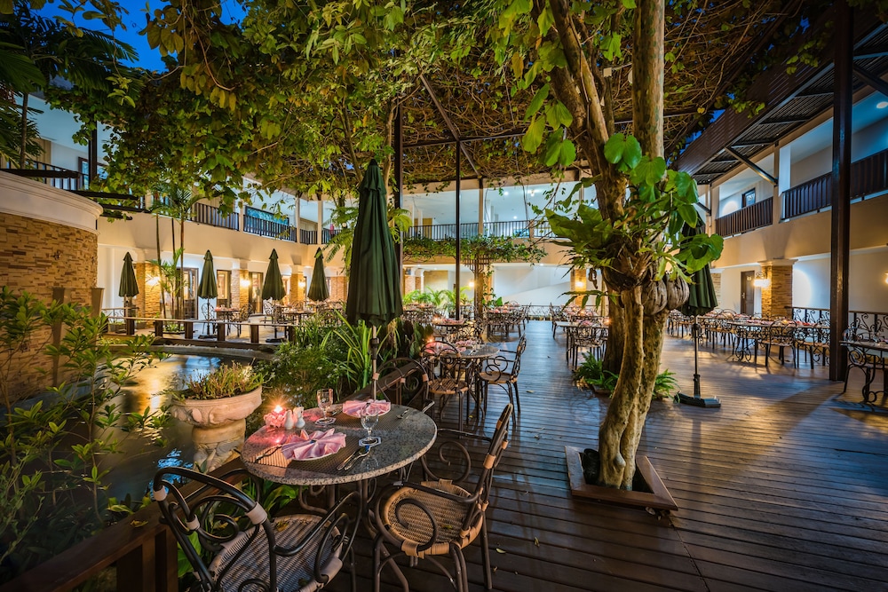 Duangjitt Resort, Phuket — Restaurant & bars in Patong Beach, Phuket Province