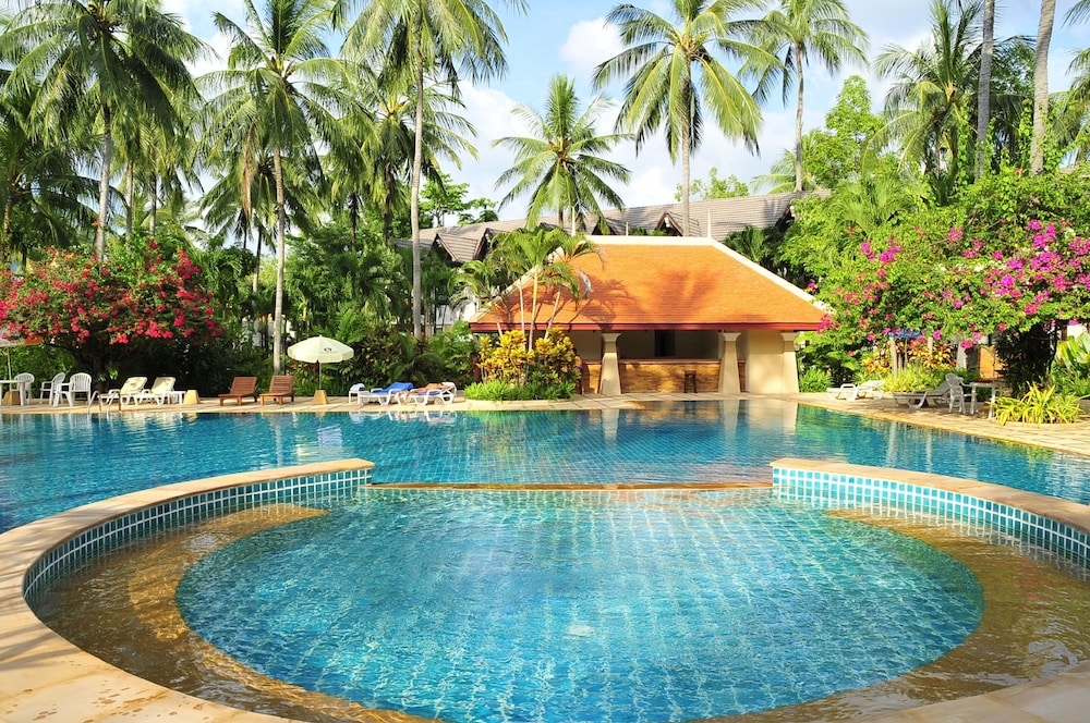 Duangjitt Resort, Phuket — Swimming pool in Patong Beach, Phuket Province