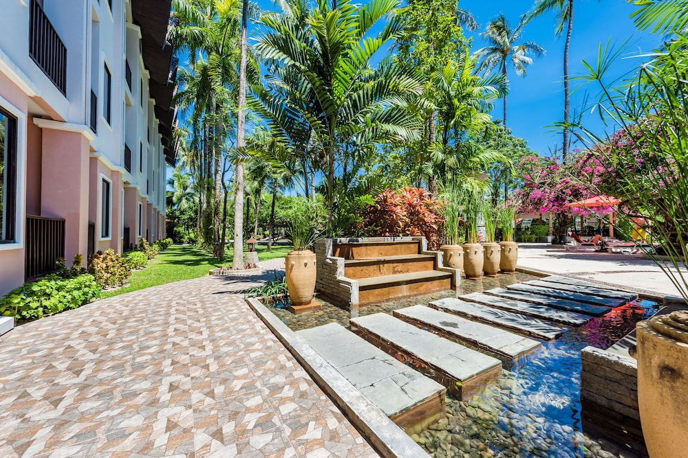 Duangjitt Resort, Phuket — Hotel building in Patong Beach, Phuket Province