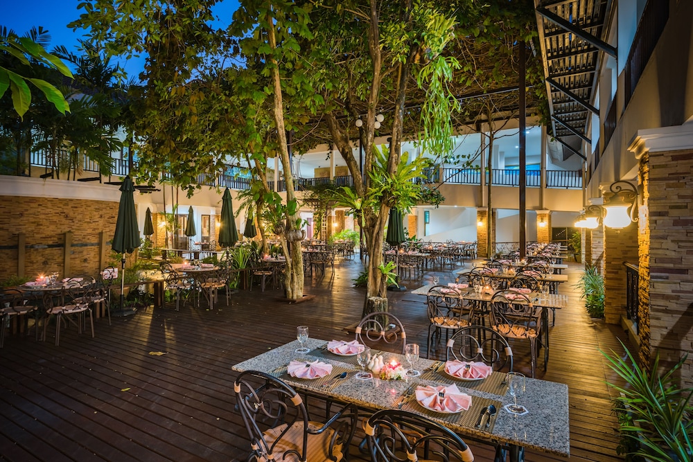 Duangjitt Resort, Phuket — Restaurant & bars in Patong Beach, Phuket Province