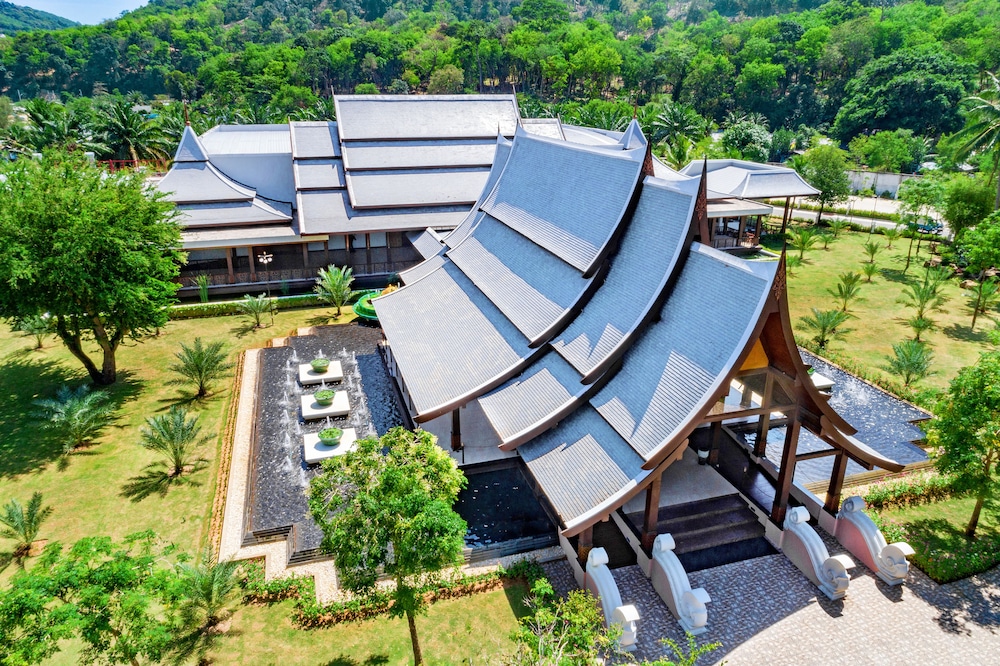 Duangjitt Resort, Phuket — Hotel building in Patong Beach, Phuket Province