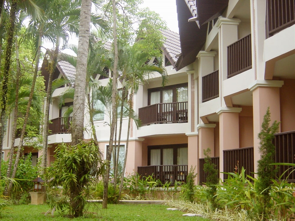 Duangjitt Resort, Phuket — Hotel building in Patong Beach, Phuket Province