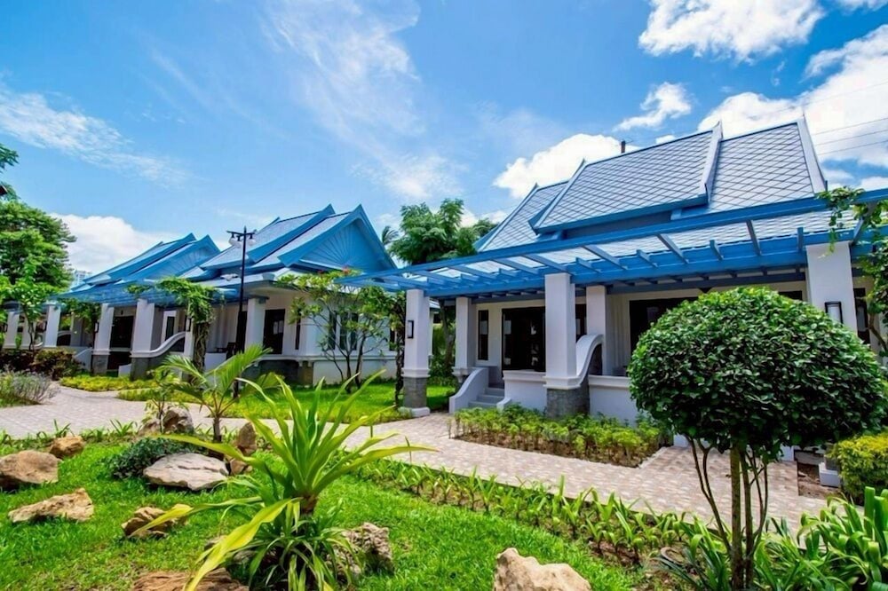 Duangjitt Resort, Phuket — Hotel building in Patong Beach, Phuket Province