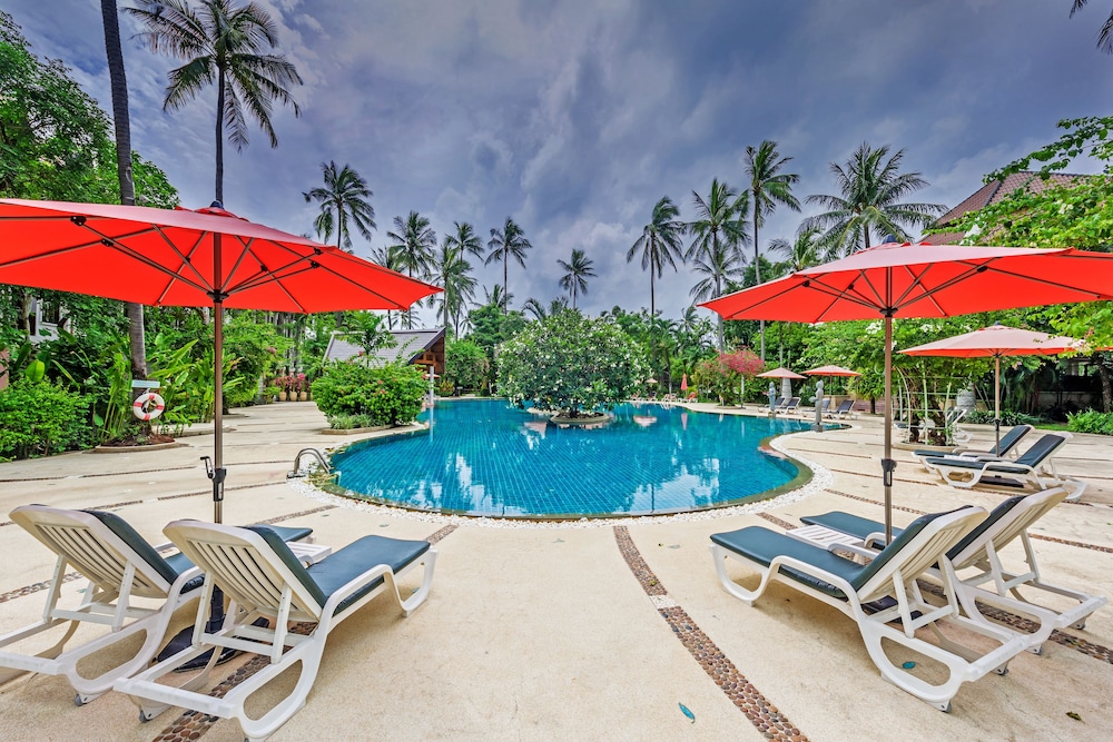 Duangjitt Resort, Phuket — Swimming pool in Patong Beach, Phuket Province