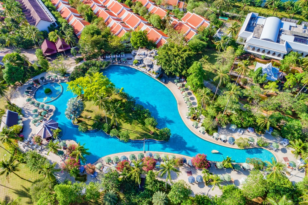 Duangjitt Resort, Phuket — Swimming pool in Patong Beach, Phuket Province