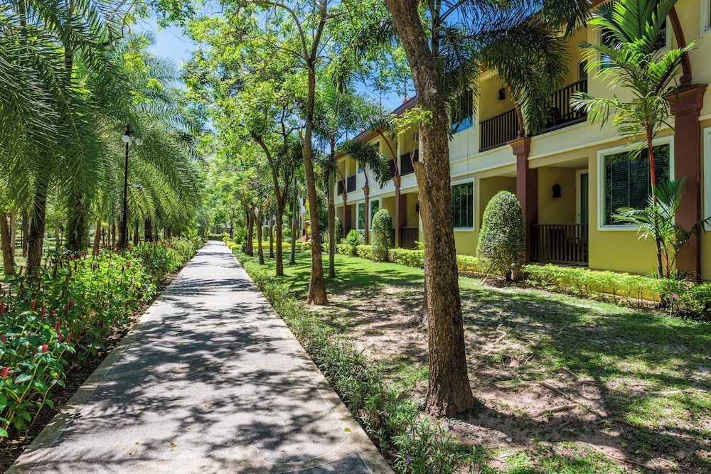 Duangjitt Resort, Phuket — Hotel building in Patong Beach, Phuket Province