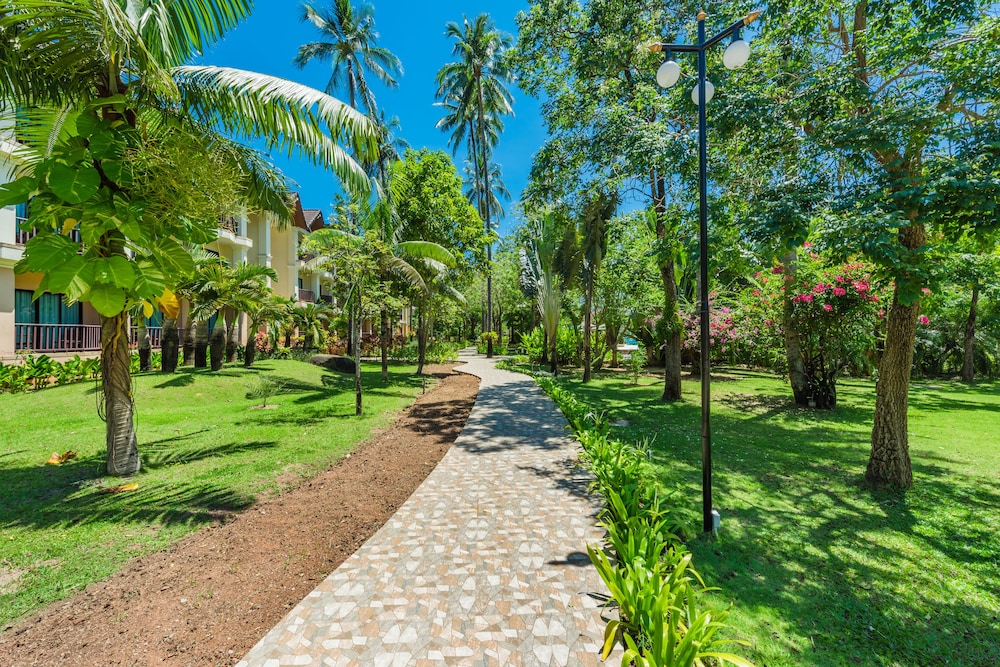 Duangjitt Resort, Phuket — Hotel building in Patong Beach, Phuket Province