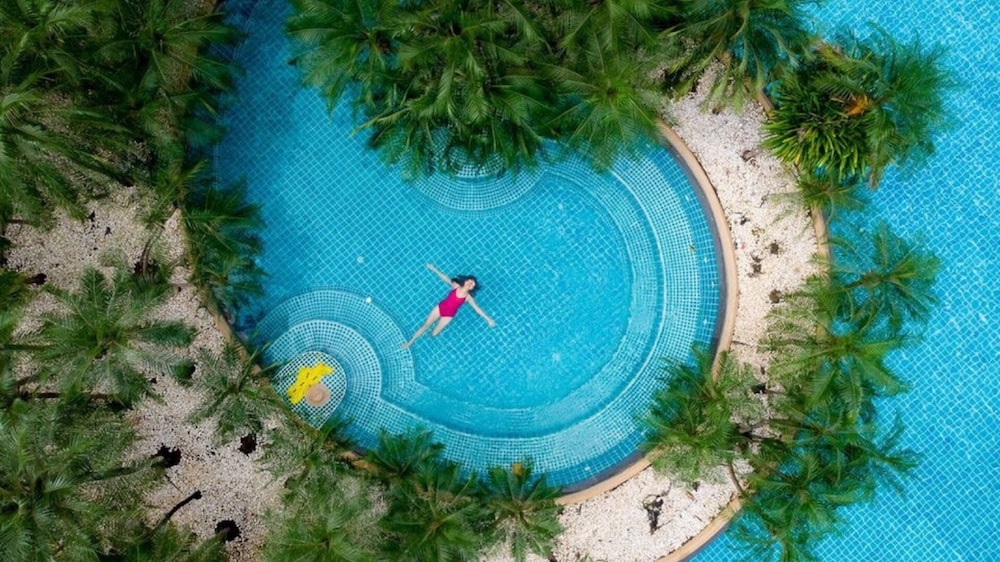 Duangjitt Resort, Phuket — Swimming pool in Patong Beach, Phuket Province