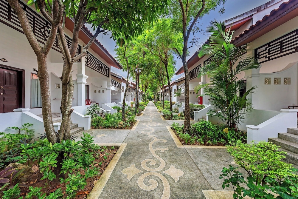 Duangjitt Resort, Phuket — Hotel building in Patong Beach, Phuket Province