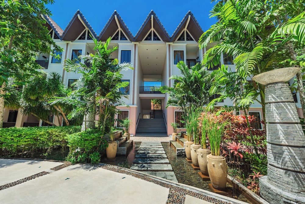 Duangjitt Resort, Phuket — Hotel building in Patong Beach, Phuket Province