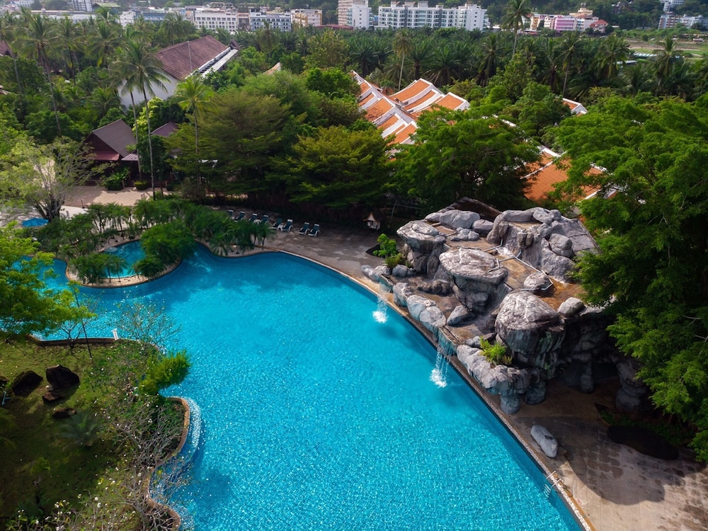 Duangjitt Resort, Phuket — Swimming pool in Patong Beach, Phuket Province