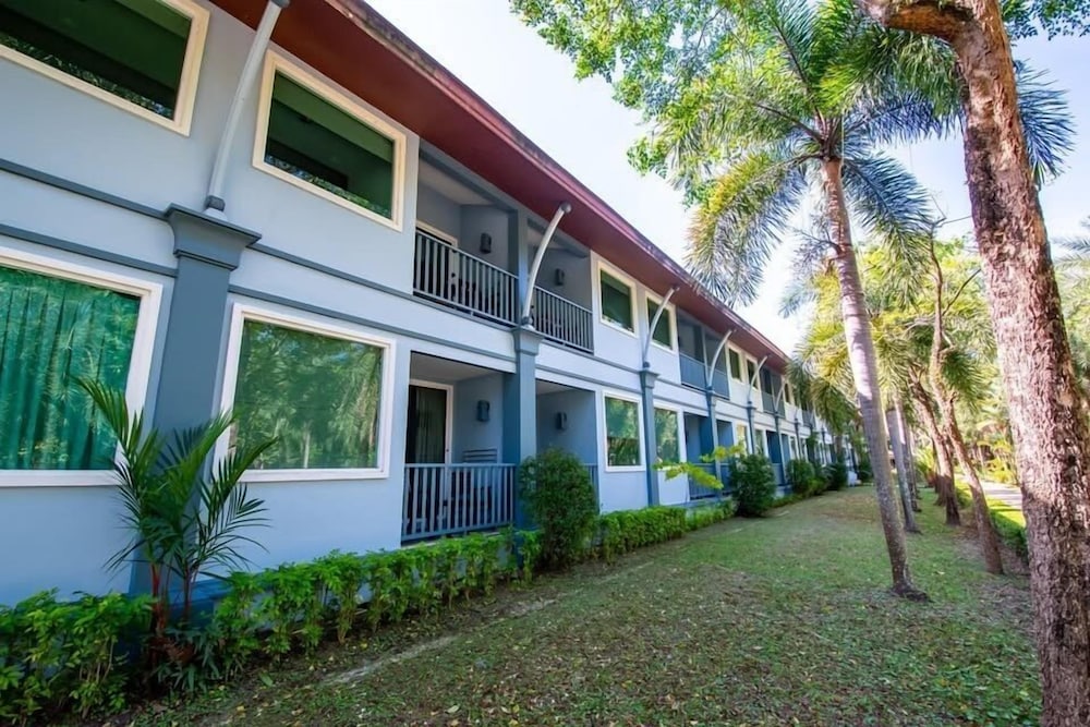 Duangjitt Resort, Phuket — Hotel building in Patong Beach, Phuket Province