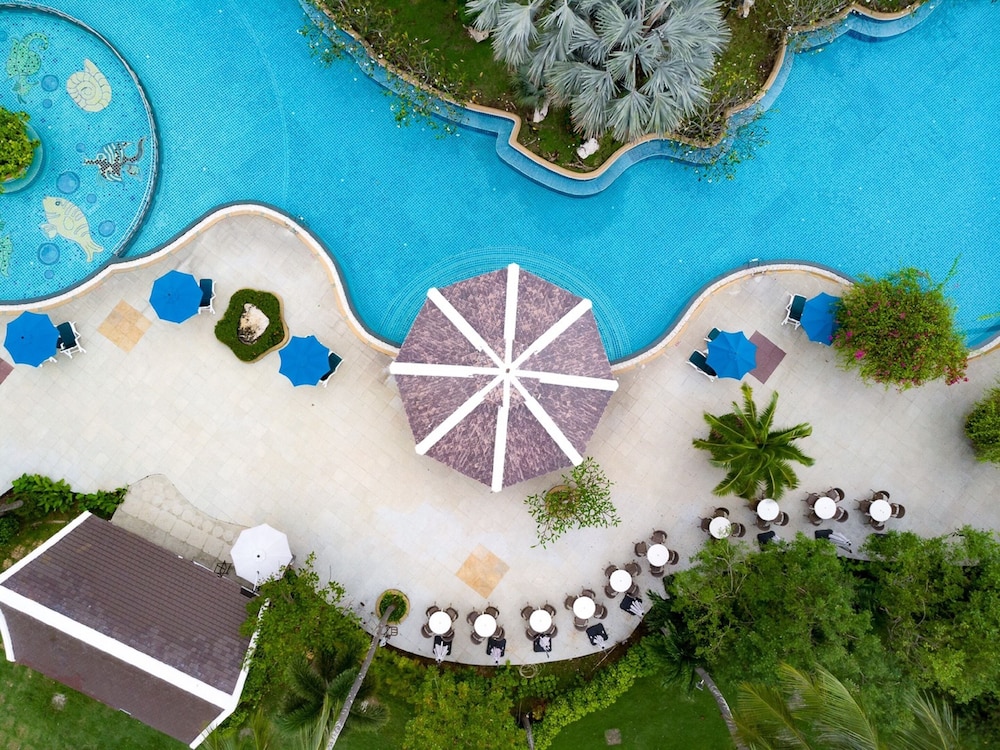 Duangjitt Resort, Phuket — Swimming pool in Patong Beach, Phuket Province