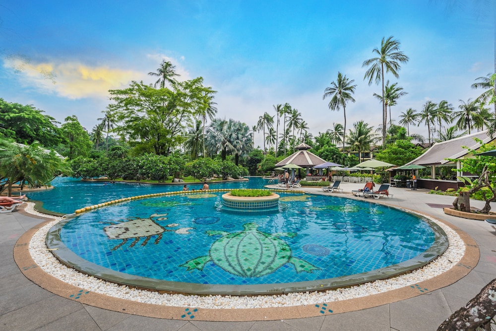 Duangjitt Resort, Phuket — Swimming pool in Patong Beach, Phuket Province