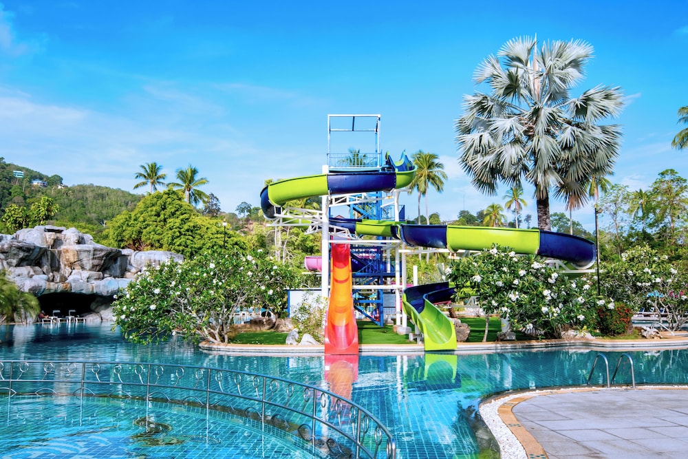 Duangjitt Resort, Phuket — Swimming pool in Patong Beach, Phuket Province
