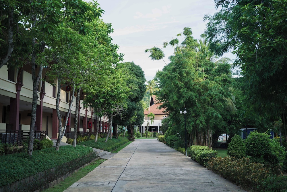 Duangjitt Resort, Phuket — Hotel building in Patong Beach, Phuket Province