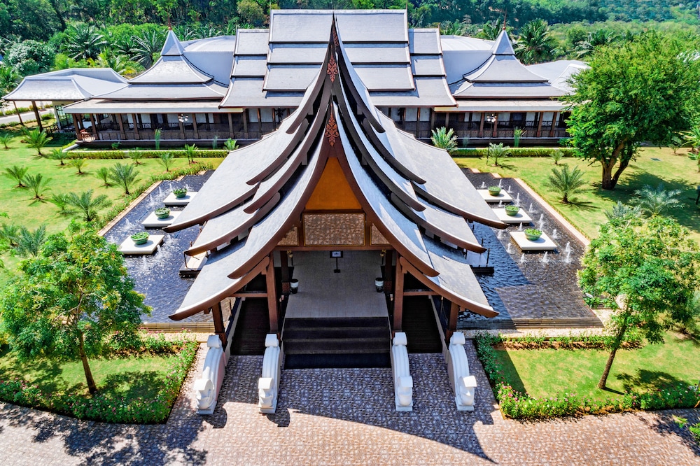 Duangjitt Resort, Phuket — Hotel building in Patong Beach, Phuket Province