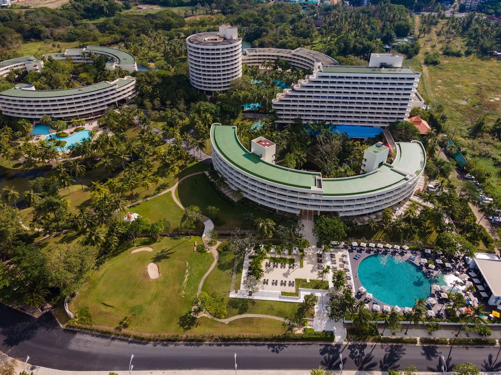 Pullman Phuket Karon Beach Resort — Hotel building in Karon, Phuket Province