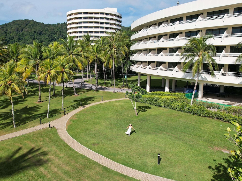 Pullman Phuket Karon Beach Resort — Hotel building in Karon, Phuket Province