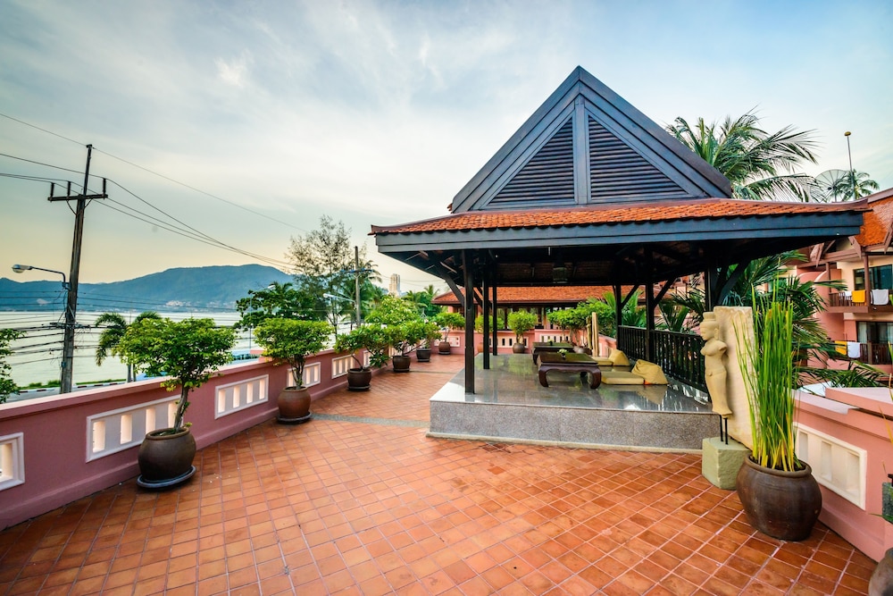 Seaview Patong Hotel — Hotel building in Patong Beach, Phuket Province