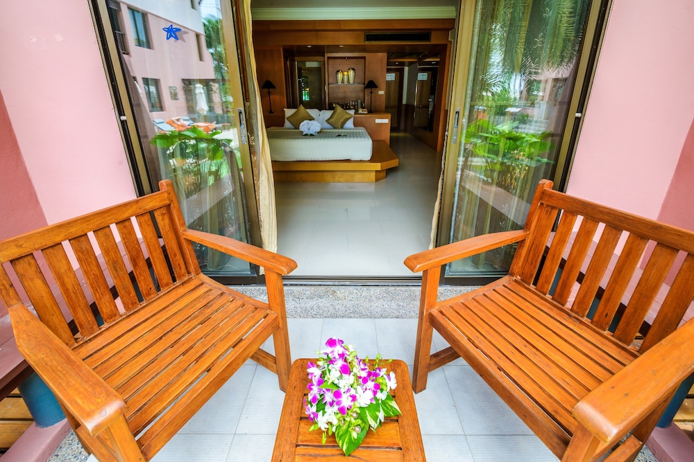 Seaview Patong Hotel — Hotel rooms in Patong Beach, Phuket Province