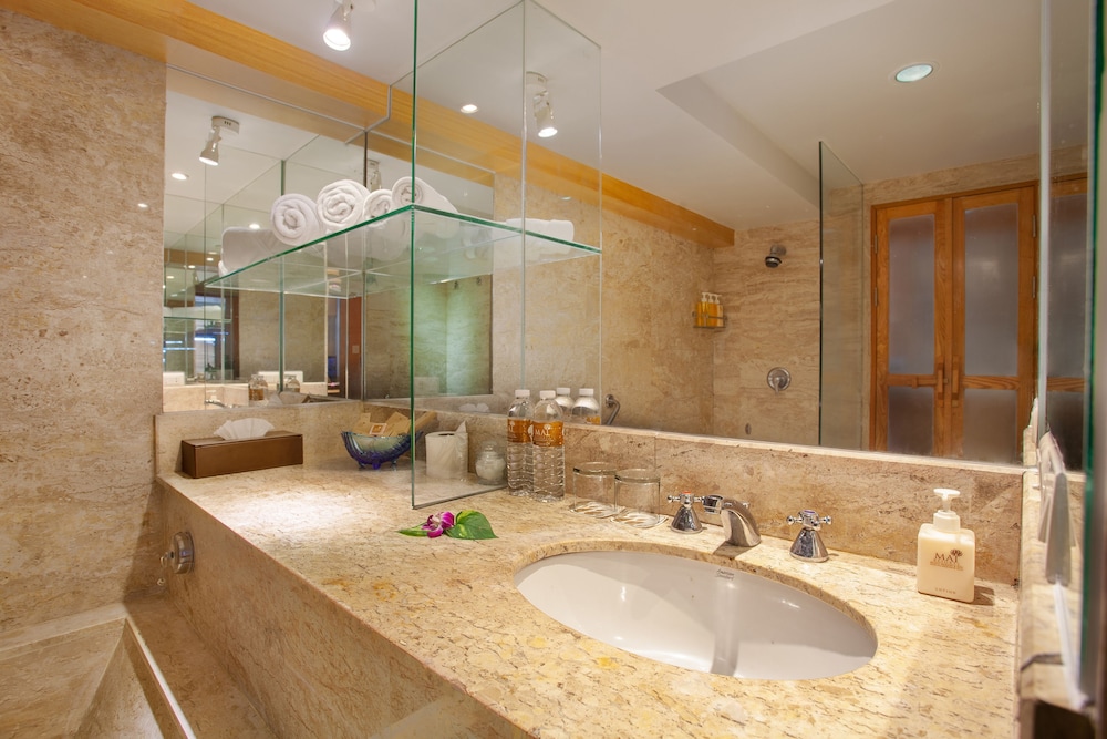 Seaview Patong Hotel — Hotel rooms in Patong Beach, Phuket Province