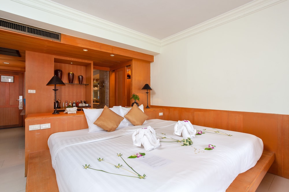 Seaview Patong Hotel — Hotel rooms in Patong Beach, Phuket Province