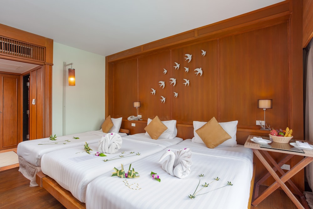 Seaview Patong Hotel — Hotel rooms in Patong Beach, Phuket Province