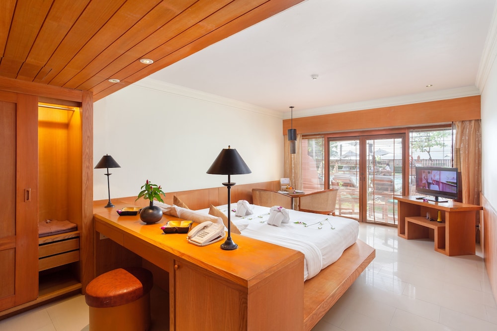 Seaview Patong Hotel — Hotel rooms in Patong Beach, Phuket Province