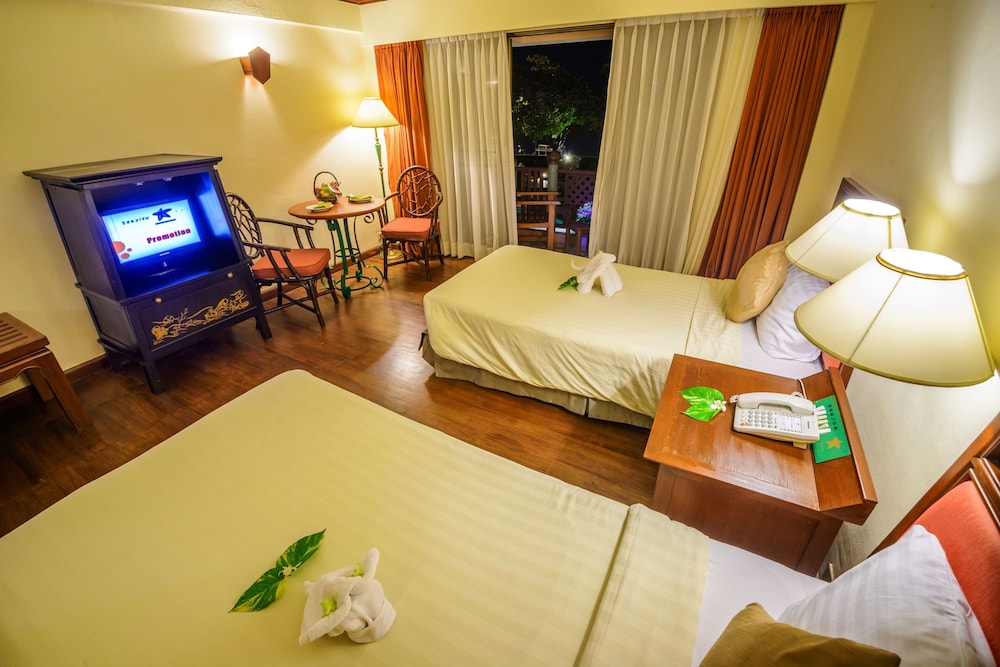 Seaview Patong Hotel — Hotel rooms in Patong Beach, Phuket Province