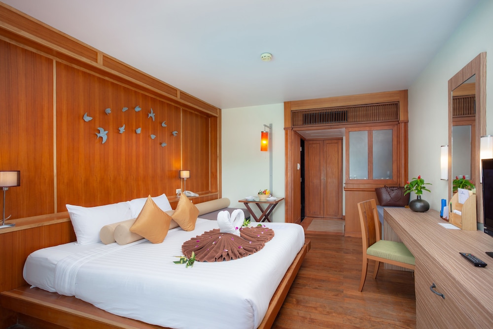 Seaview Patong Hotel — Hotel rooms in Patong Beach, Phuket Province