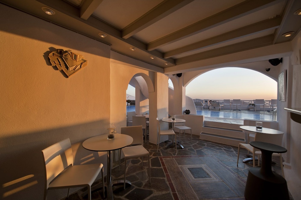 Regina Mare Adults Only — Restaurant & bars in Imerovigli, South Aegean