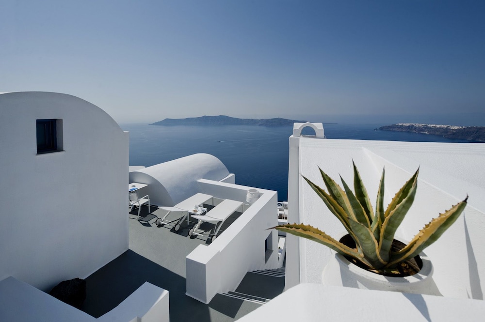 Regina Mare Adults Only — Hotel building in Imerovigli, South Aegean