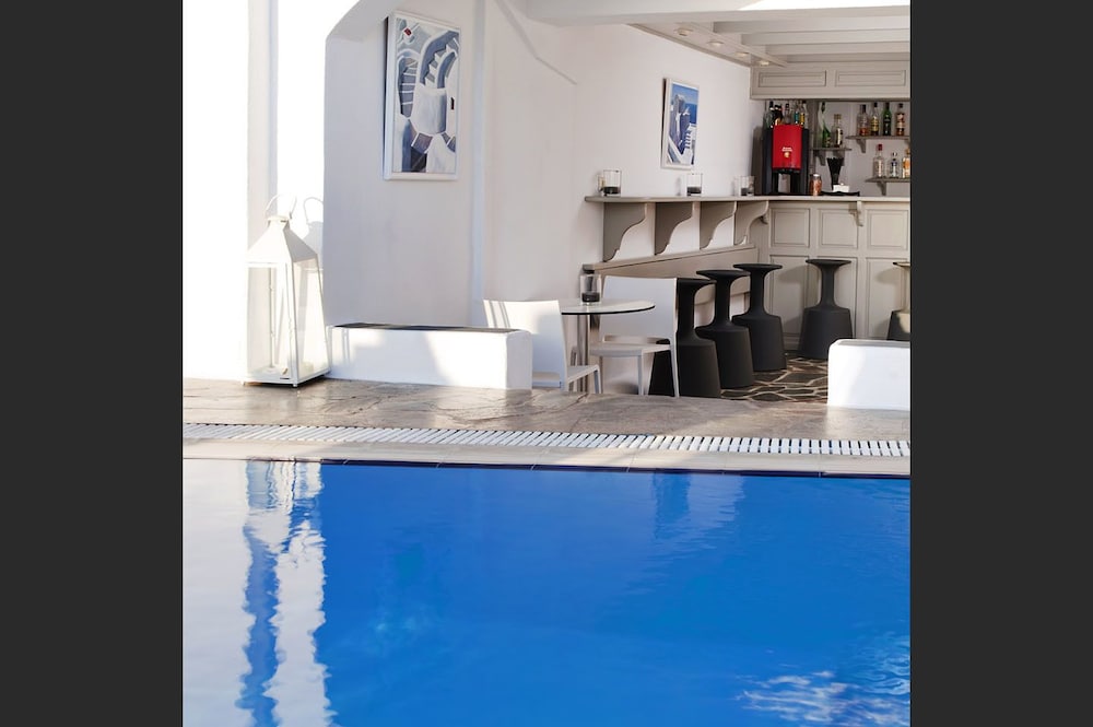 Regina Mare Adults Only — Swimming pool in Imerovigli, South Aegean