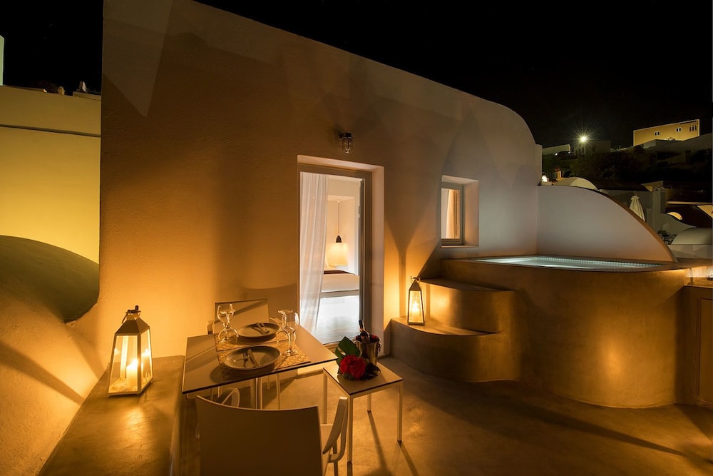 Regina Mare Adults Only — Hotel building in Imerovigli, South Aegean