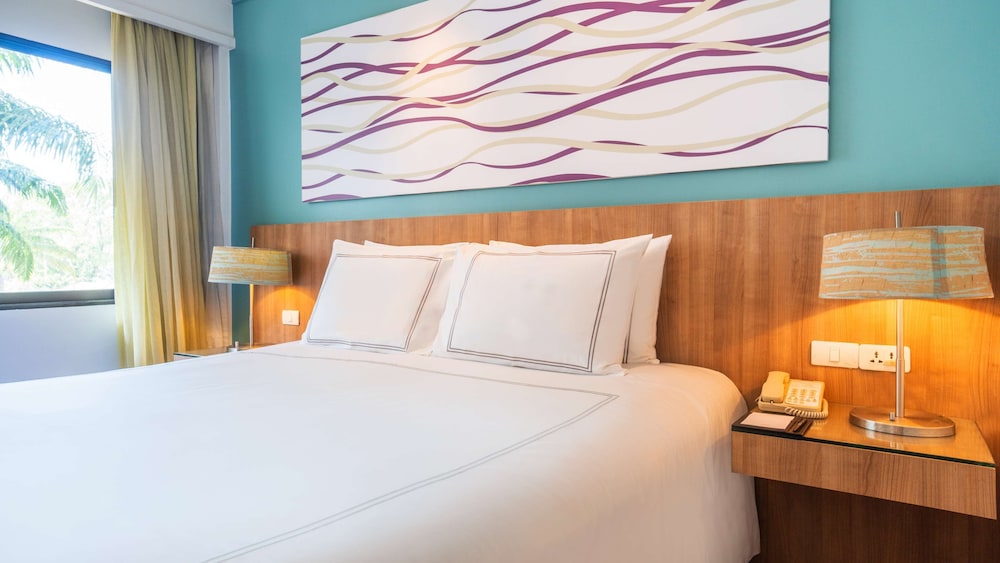 Radisson Resort and Suites Phuket — Hotel rooms in Kamala, Phuket Province