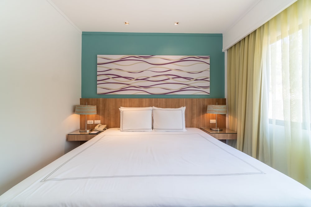 Radisson Resort and Suites Phuket — Hotel rooms in Kamala, Phuket Province