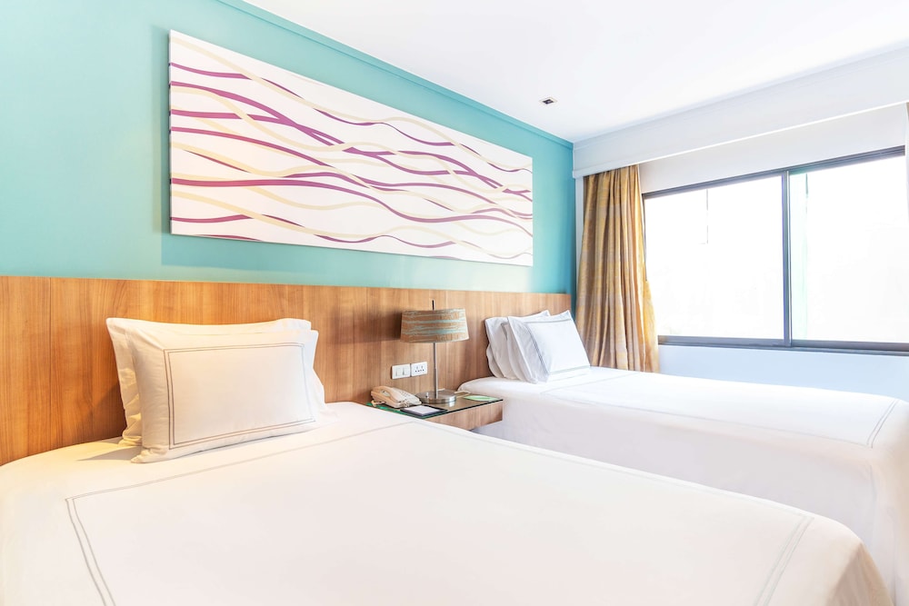 Radisson Resort and Suites Phuket — Hotel rooms in Kamala, Phuket Province