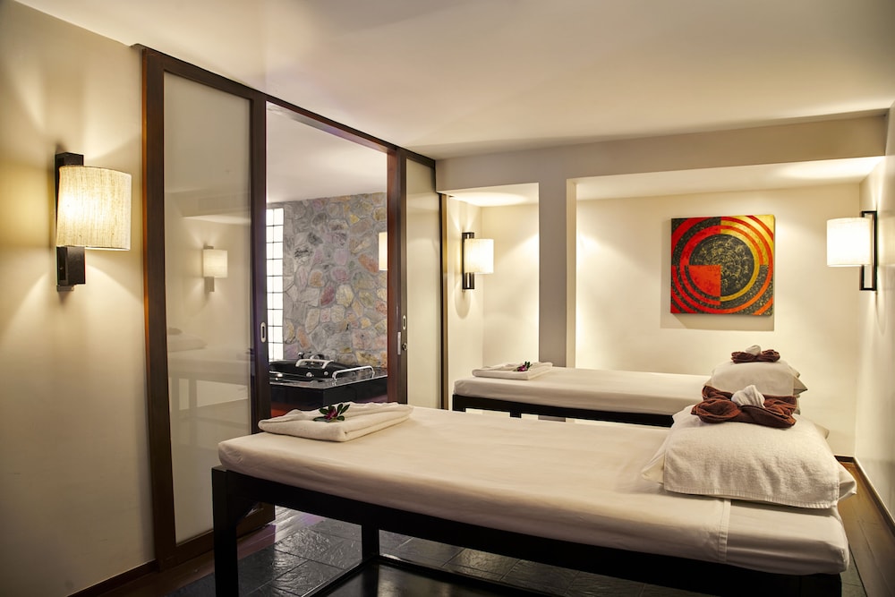 Radisson Resort and Suites Phuket — Hotel rooms in Kamala, Phuket Province