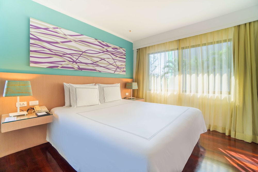 Radisson Resort and Suites Phuket — Hotel rooms in Kamala, Phuket Province