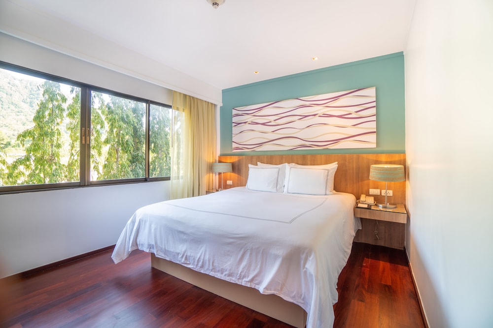 Radisson Resort and Suites Phuket — Hotel rooms in Kamala, Phuket Province